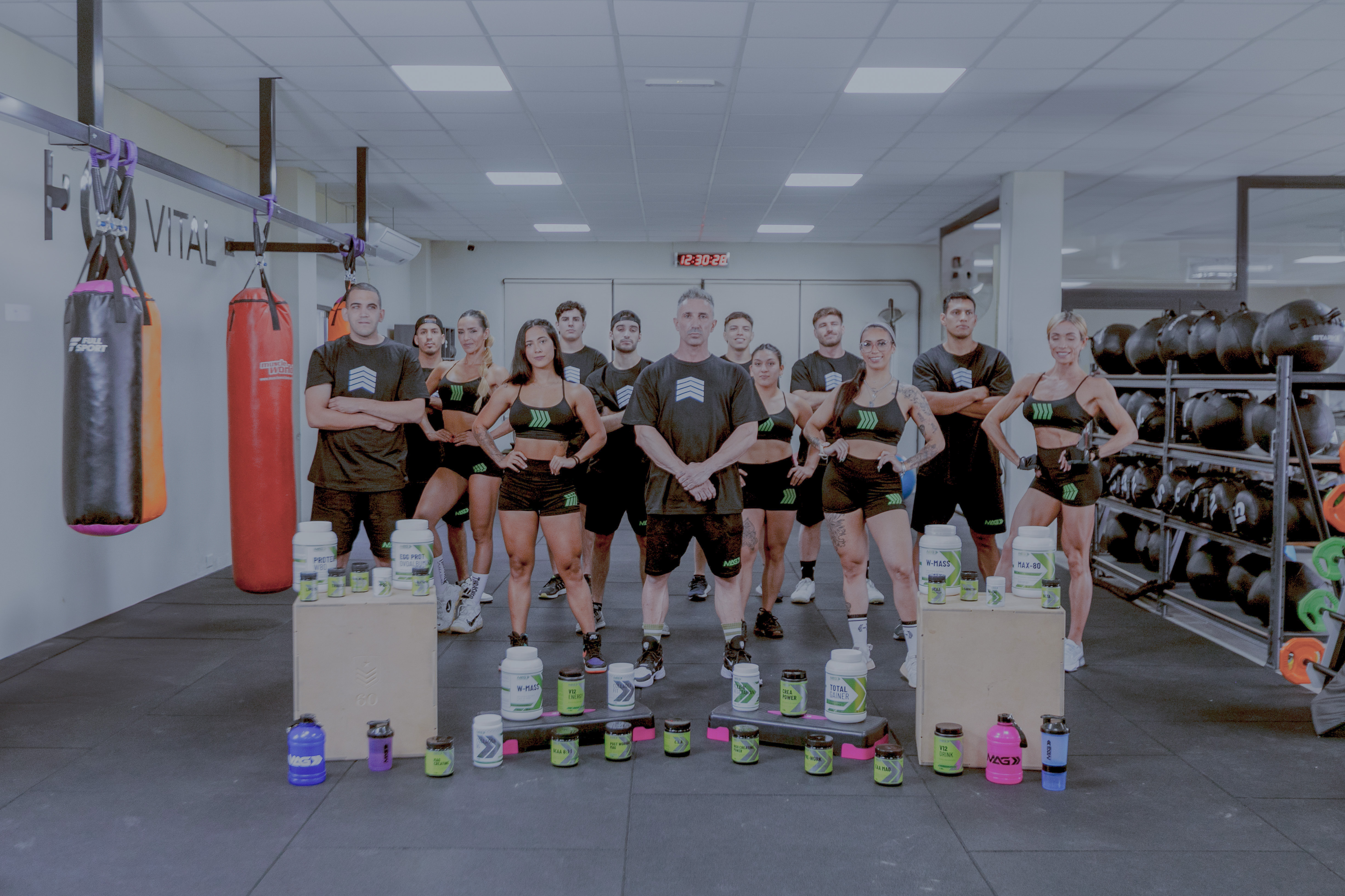 Equipo Max Suplementos en el gimnasio con productos